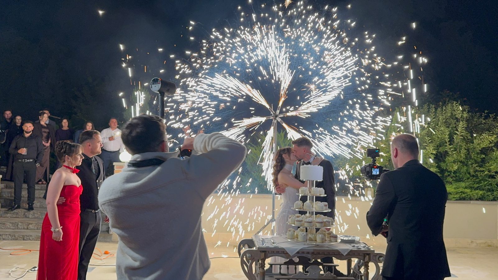 Tortul mirilor cu artificii rotative și filmare — nunți Iași